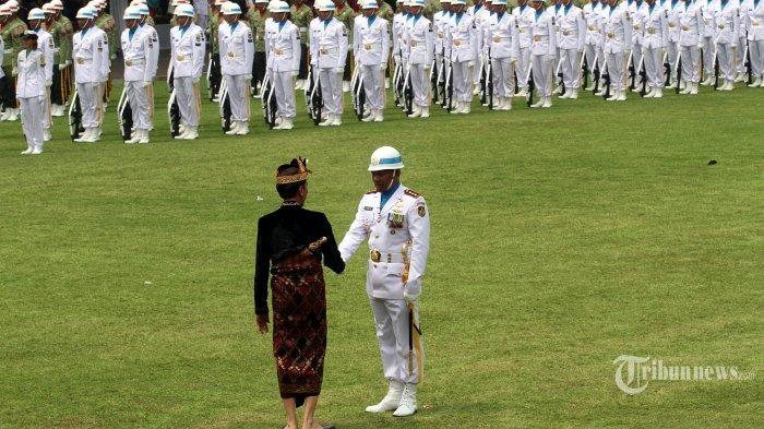 Presiden Joko Widodo menghampiri dan menyalami Komandan Upacara