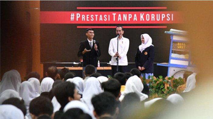 Presiden Joko Widodo menyaksikan drama hari antikorupsi
