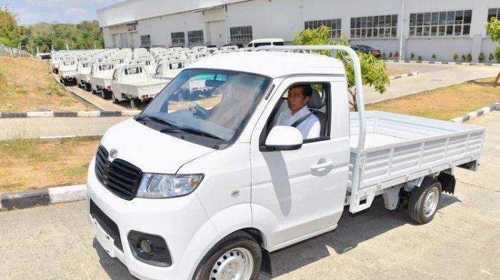 Presiden Jokowi mencoba mobil Esemka di pabrik Esemka di Boyolali, Jawa Tengah