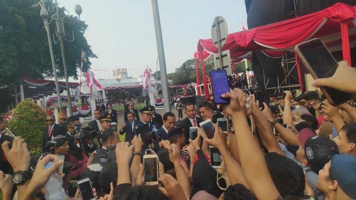 Presiden Jokowi menyapa warga yang sejak siang