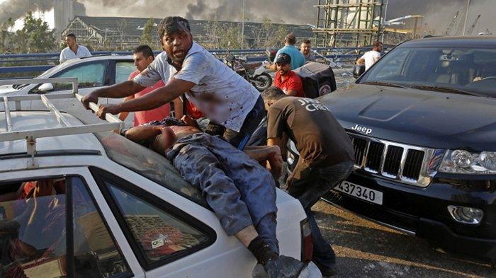 Pria terluka di belakang mobil