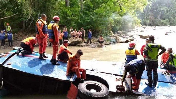 Proses evakuasi para korban kecelakaan