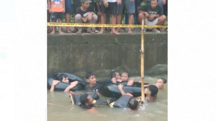 Proses evakuasi pelajar yang tenggelam di Underpass Kulur Kulon Progo.(Dokumentasi Polsek Temon)