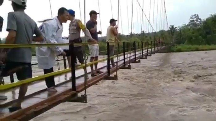 proses pencarian korban yang jatuh dari hembatan gantung bengkulu