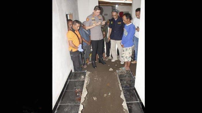 Proses penggalian jenazah pria Jember di bawah musala. Diduga korban pembunuhan