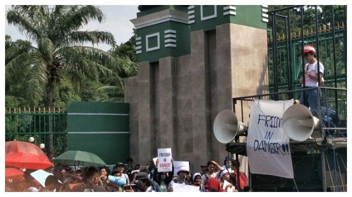 puluhan massa tolak rkuhp1