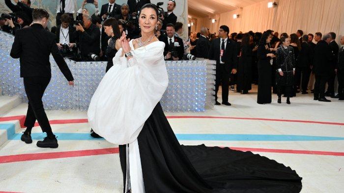Aktris Malaysia Michelle Yeoh tiba untuk Met Gala 2023 di Metropolitan Museum of Art pada 1 Mei 2023, di New York. Gala mengumpulkan uang untuk Institut Kostum Museum Seni Metropolitan. Tema Gala 2023 adalah 