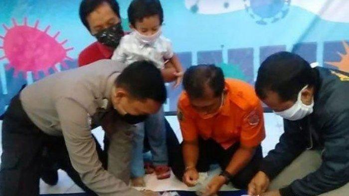 R. Keenan Ronauli Wahyudi saat membuka celengannya