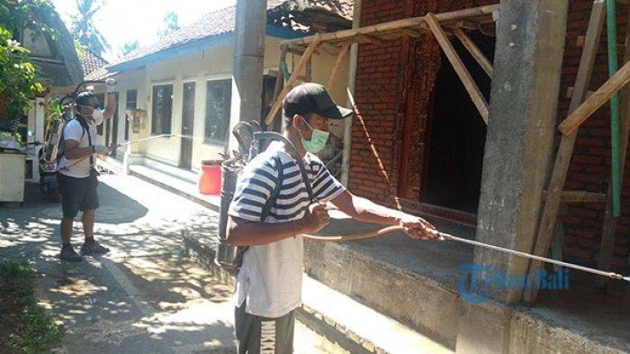 Relawan Sahabat Mata Hati saat menyemprotkan disinfektan di Bali