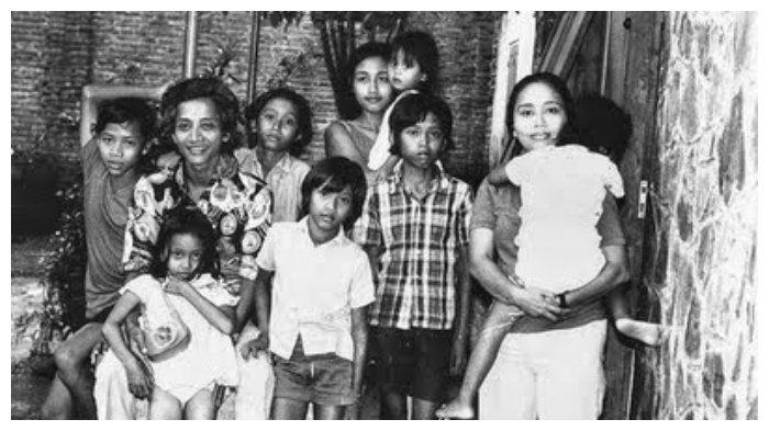 Rendra-Sunarti beserta anak-anaknya