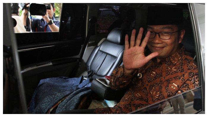 Ridwan Kamil menaiki mobil