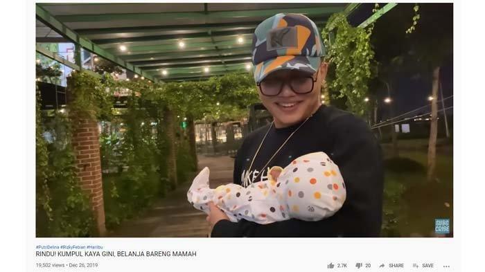 Rizky Febian gendong adik baru