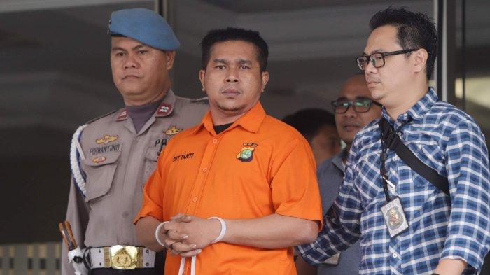 Ronny Bugis, terdakwa penyiraman air keras terhadap Novel Baswedan