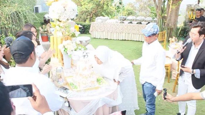 Rosida (45) marayakan ulang tahunnya bersama Via Vallen