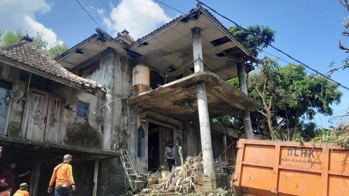 Penampakan rumah Dokter Wayan di Karawang yang viral terbengkalai tengah dibersihkan pada Rabu (4/5/2023).