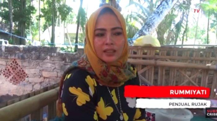 Rummiyati, penjual rujak di Sumenep