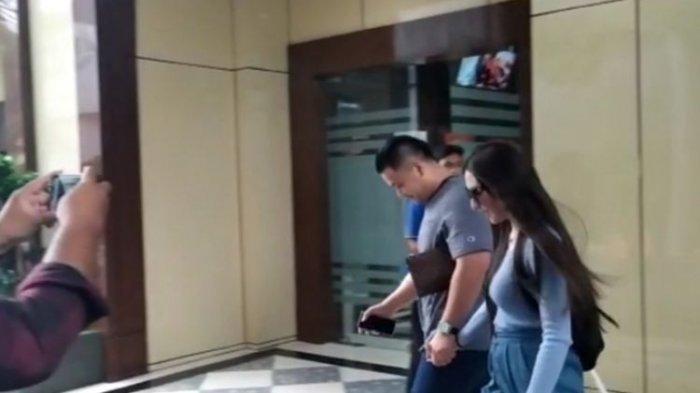 Ruth Stefani keluar dari ruang penyidikan Polda Jatim, Kamia (5/3/2020)