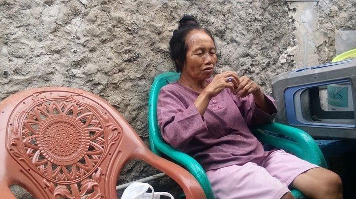 Sakinah belum bisa memastikan kapan mulai berjualan kembali 2