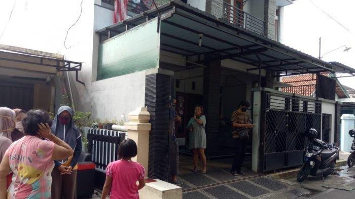 Sanak saudara dan tetangga mendatangi rumah duka ibunda Nunung Srimulat