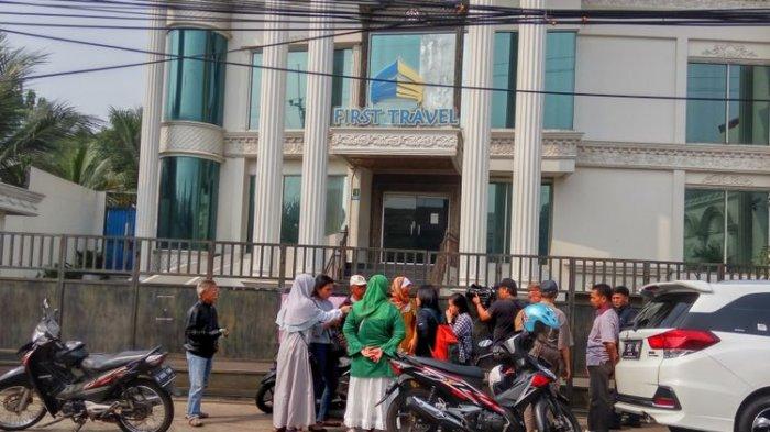Sejumlah calon jemaah umrah berkumpul di depan Kantor First Travel