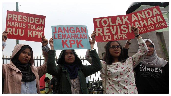 Sejumlah penggiat anti korupsi melakukan aksi di depan Gedung DPR