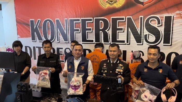 Kiri ke kanan - Kasubbid Penmas Bid Humas Polda Bali AKBP Ketut Ekajaya, Wadirreskrimsus Polda Bali AKBP Ranefli Dian Candra, Kabid Humas Polda Bali Kombes Pol. Stefanus Satake Bayu Setianto, dan Kasubdit V Siber Ditreskrimsus Polda Bali AKBP Nanang Prihasmoko saat memamerkan barang bukti kasus streaming situs judi online.