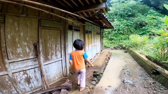 Septi (10) siswi SD di Yogyakarta yang tinggal sendirian di kampung mati hutan angker di wilayah Desa Sidomulyo, Kecamatan Pengasih, Kabupaten Kulon Progo.