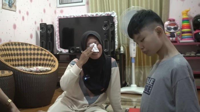 TKW Siti banting tulang demi obat anak majikannya yang disabilitas yang ia bawa pulang ke Indonesia.