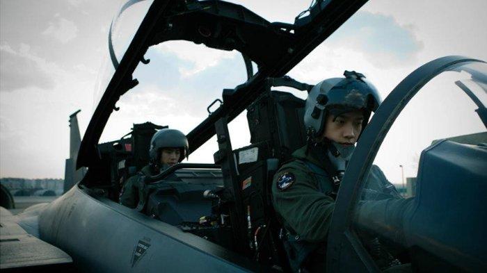 Rain (depan) dalam film Soar Into The Sun (2012)