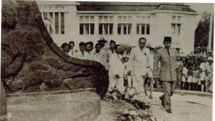 soekarno di tugu muda