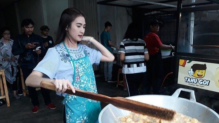 Sosok penjual tahu yang viral, Amanda Nurani Nataprawira (26) 2