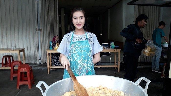 Sosok penjual tahu yang viral, Amanda Nurani Nataprawira (26) 3