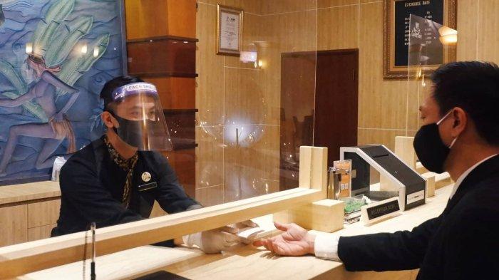 Staff sudah menggunakan seragam yang sesuai dengan prosedur New Normal