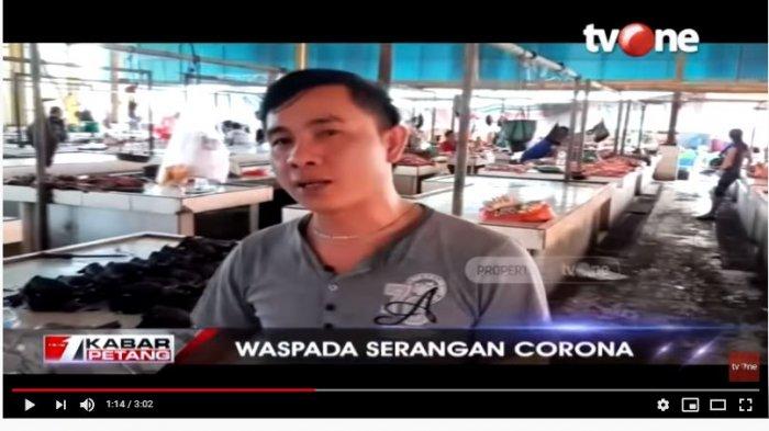 Stanley pedagang kelelawar di pasar Tomohon ys
