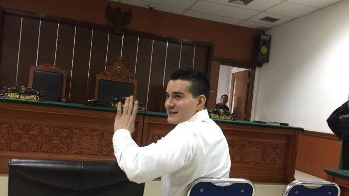 Steve Emmanuel saat menjalani sidang kasus narkoba di PN Jakarta Barat, Senin (10/6/2019)