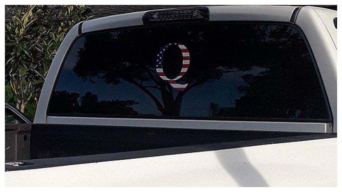 Stiker QAnon yang tertempel di sebuah mobil