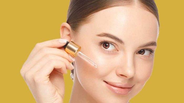 Ilustrasi perempuan menggunakan serum.