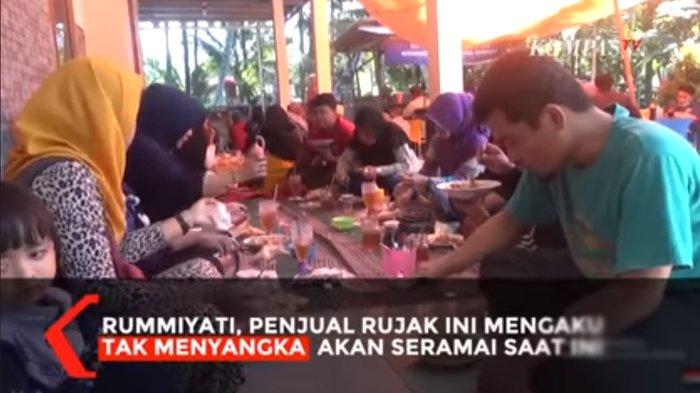 Suasana warung rujak Rummiyati di Sumenep, Jawa Timur