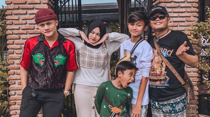 Sule dan anak-anaknya