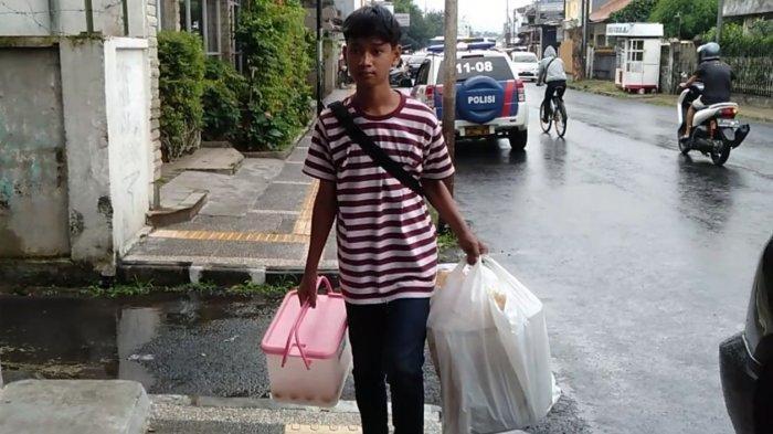 Ingin Beli Hape untuk Belajar Online, Sultan Jualan Gorengan Kacang dan Donat di Kota Tasikmalaya.