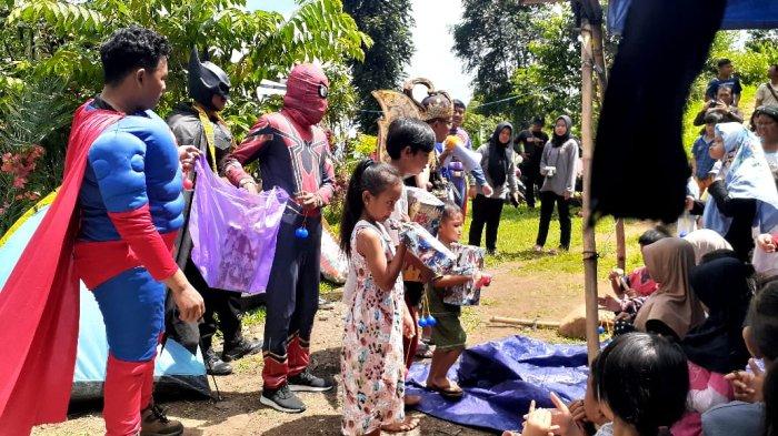 Sekelompok relawan bernama Superhero Mendongeng asal Kabupaten Sukoharjo, Jawa Tengah (Jateng), membagikan mainan untuk anak-anak yang terdampak gempa di Desa Wangunjaya, Kecamatan Cugenung, Kabupaten Cianjur, Selasa, 24 Januari 2023.