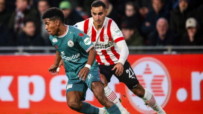 Gelandang Belanda PSV Eindhoven Anwar El-Ghazi (kanan) berebut bola dengan gelandang Sparta Rotterdam asal Belanda Shurandy Sambo (kiri) selama pertandingan liga utama Eredivisie Belanda antara PSV Eindhoven dan Sparta Rotterdam di stadion Phillips di Eindhoven pada 7 Januari 2023.