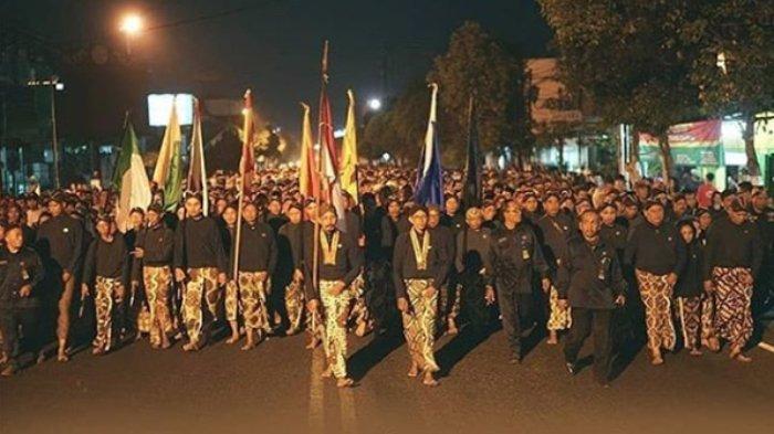 Ilustrasi kegiatan atau ritual yang sering dilakukan oleh masyarakat Kejawen pada Malam 1 Suro. 