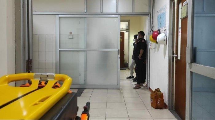 Petugas mengevakuasi jenazah korban siswi SMP bendahara kelas ke kamar jenazah RSUD Dr. Wahidin Sudiro Husodo Kota Mojokerto.