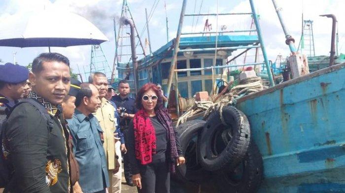 Susi Pudjiastuti saat meninjau kapal asing