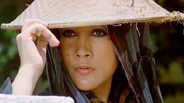 Suzzanna, sosok yang dinobatkan sebagai Ratu Film Horror