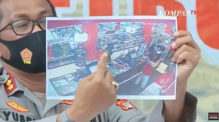 Tangkap layar CCTV Yodi Prabowo saat membeli pisau.