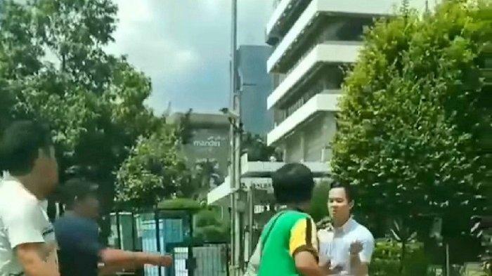 Tangkapan layar video baku hantam tiga orang pria, di zebra cross dekat gedung Sarinah