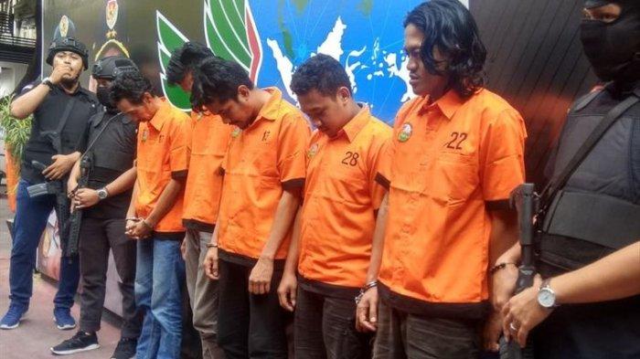 Tersangka Kumis alias K, FA alias JAR, DA alias DER, B alias Gong