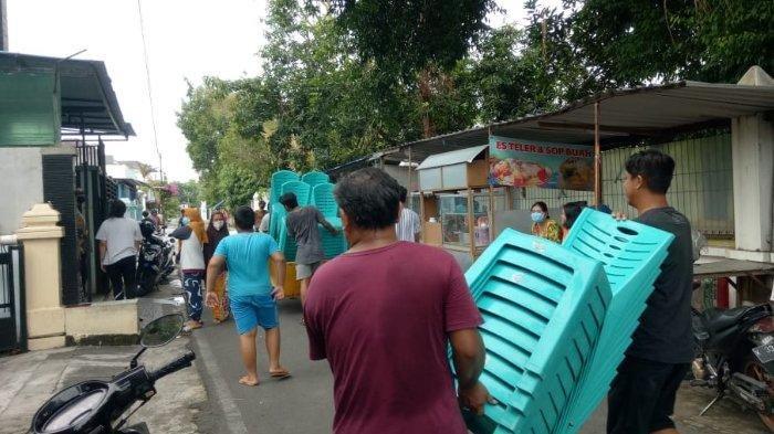 Tetangga di sekitar rumah Nunung bergotong royong menyiapkan kursi untuk para pelayat